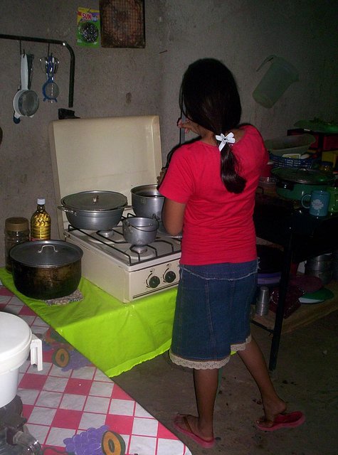 Loyda mi hermana menor en la cocina Loyda mi hermana menor en la cocina
