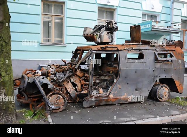 kiev-ucrania-18th-de-mayo-de-2022-un-vehiculo-blindado-especial-ruso-tigr-m-destruido-en-el-museo-militar-de-kiev-que-fue-destruido-en-el-aeropuerto-antonov-de-gostomel-rusia-invadio-ucrania-el-24