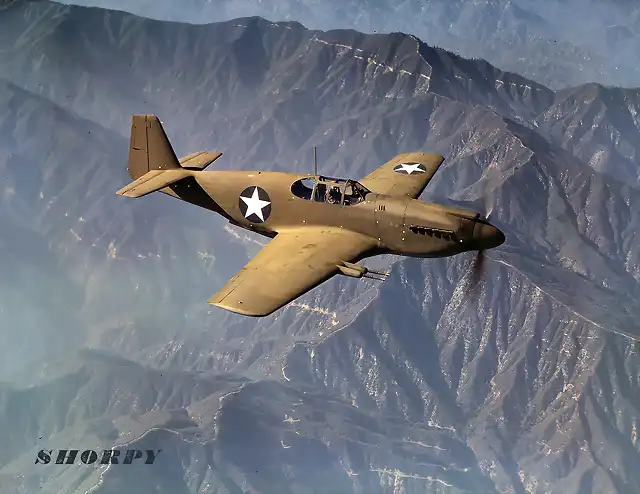 Caza P-51 Mustang en vuelo cerca de  Inglewood, California. Octubre 1943