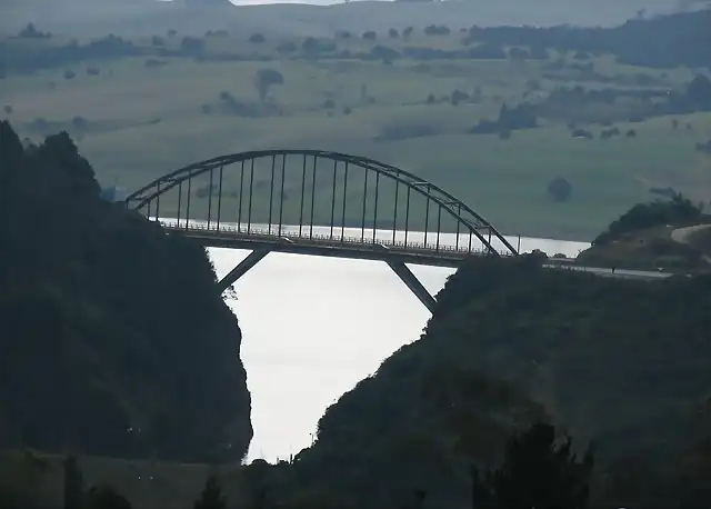 el embalse al fondo