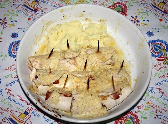 Rollos de pollo con bacn y queso