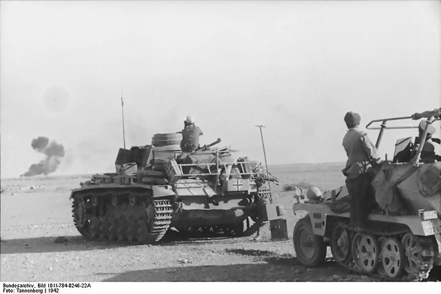 Rommel observa el humo en el horizonte, en su SdFfz 250-3, en el frica del Norte.1942. Delante de su vehculo hay un Panzer III