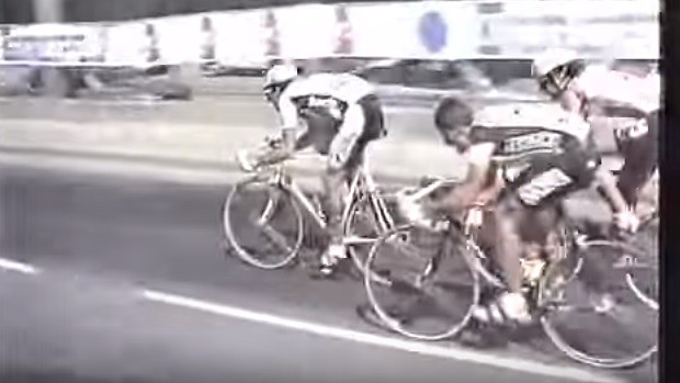 INDURAIN TIRANDO DETRAS