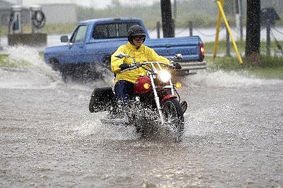Moto_bajo_lluvia_1 Moto_bajo_lluvia_1