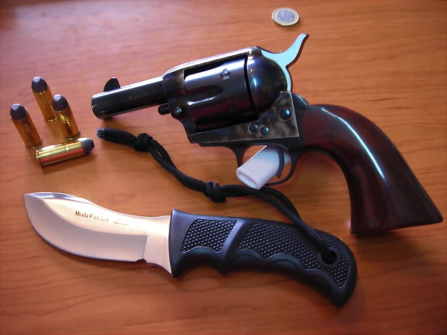 Colt & cuchillo