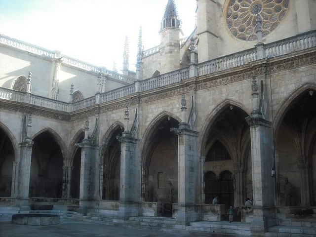 CLAUSTRO LEON