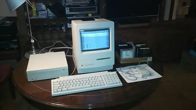 Macintosh Classic II + HD  40SC