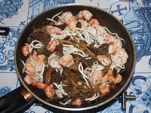 Arroz con cantaruelos, gulas y quisquillas