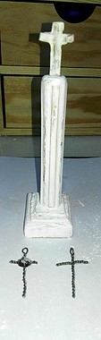 columna cementerio y cruces de hierro