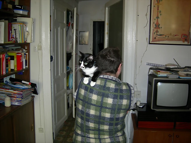 Con Oska de espaldas