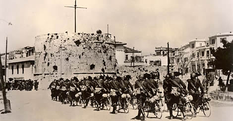 Tropas italianas entran en la ciudad albanesa de Drres. Abril de 1939. La conquista de Albania fue llevada a cabo en abril de 1939. Albania fue aadida al Imperio Italiano y su rey forzado al exilio.