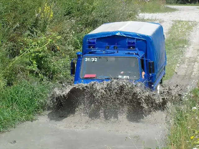 2013-03-20_Unimog_Wasserdurchfahrt_1_01