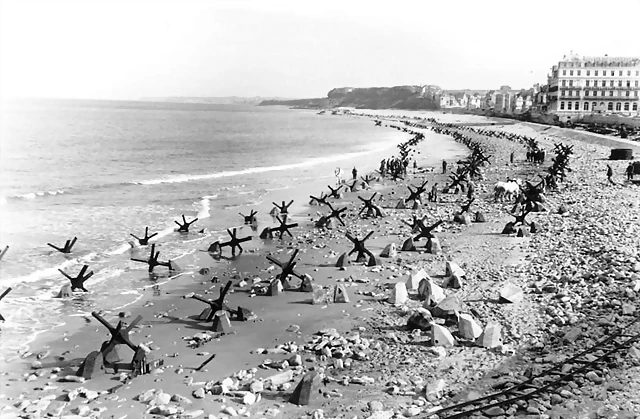 Bundesarchiv_Bild__Pas_de_Calais,_Atlantikwall,_Panzersperren