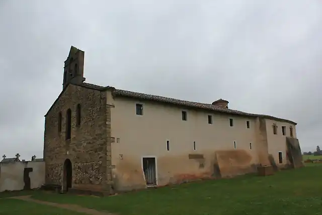 TRICIO (LA RIOJA) BASILICA DE SANTA MARIA DE LOS ARCOS.SV SOBRE ANTERIO MAUSLEO ROMANO DEL S.III EXTERIOR 1