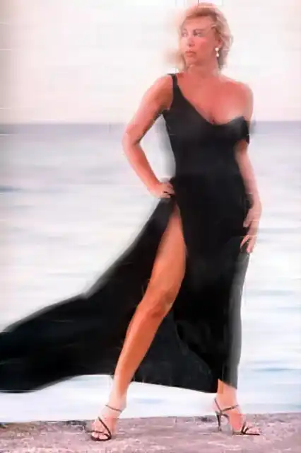 Norma Duval vestido negro sexy en la playa