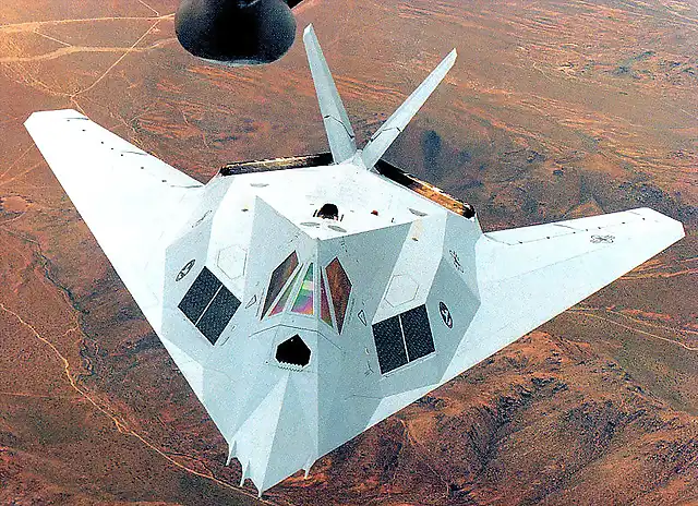 Lockheed F-117A NIghthawk de color gris que posteriormente se utilizo para el F-22 Raptor. Yo lo veo blanco.