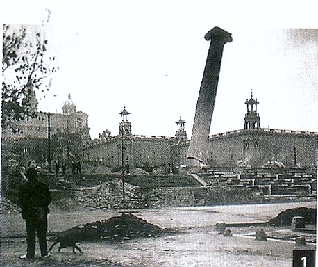 Las cuatro columnas de Montjuc, de Puis i Cadafach fuero derribadas en 1928 por la dictadura de Primo de Rivera