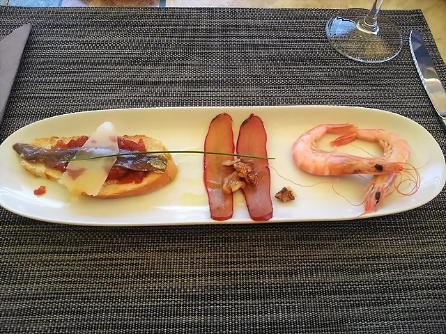 Aperitivo de anchoa, mojama y gambas Aperitivo de anchoa, mojama y gambas
