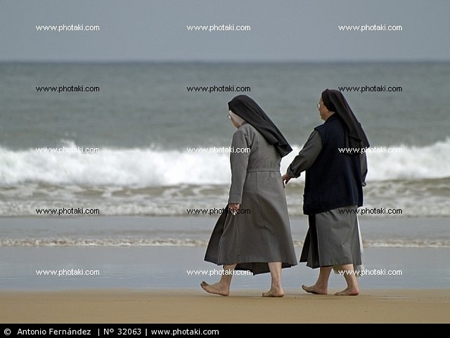 monjas-caminando-por-la-playa_32063