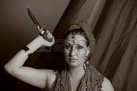 11964704-disparo-de-una-mujer-oriental-en-un-traje-tradicional 11964704-disparo-de-una-mujer-oriental-en-un-traje-tradicional