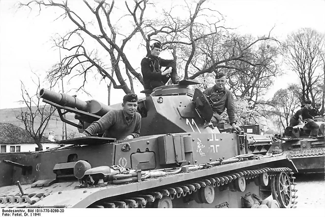 soldados de la 11 Divisin Panzer Bundesarchiv_Bild_101I-770-0280-20,_Jugoslawien,_Panzer_IV