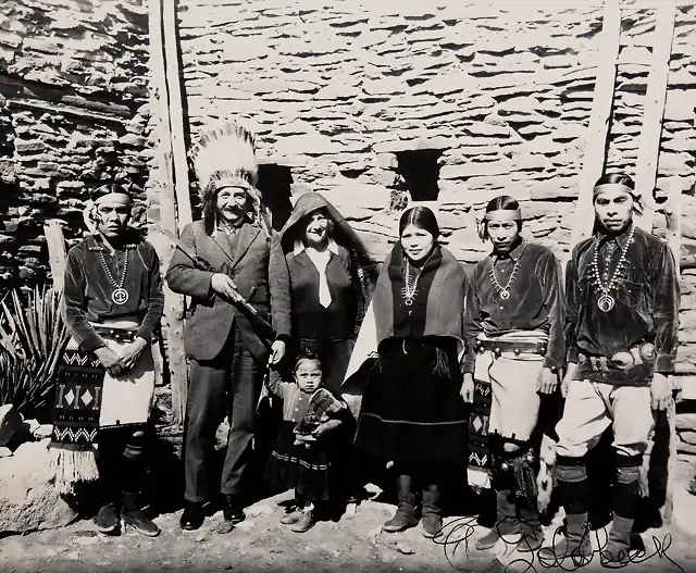 Albert Einsten con un grupo de indios nativos americanos