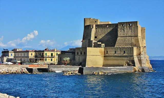 Castell del Ovo en la costa de Npoles.