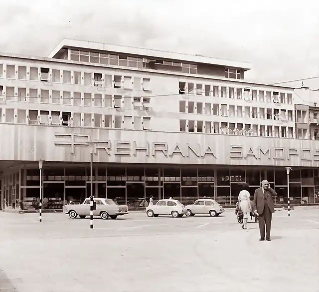 Ljubljana -   Prehrana Supermarkt. Das ist bekannte mystische Foto aus dem Jahr 1961. Es hei?t, der Herr auf dem Foto sei ein Zeitreisender, da er eigentlich auf einem Handy spricht, 1961