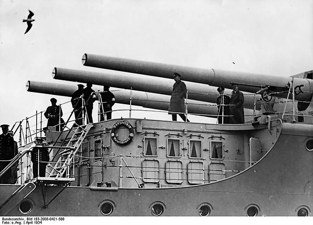 Bundesarchiv_Bild_183-2008-0421-500,_Panzerschiff_'Deutschland',_Adolf_Hitler