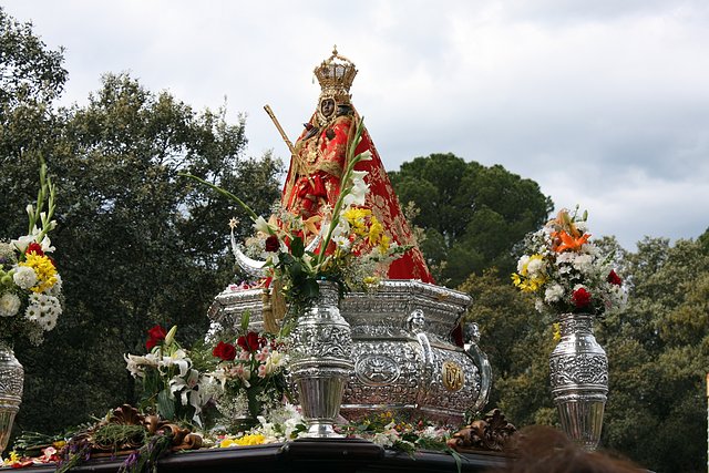 la Virgen cerca