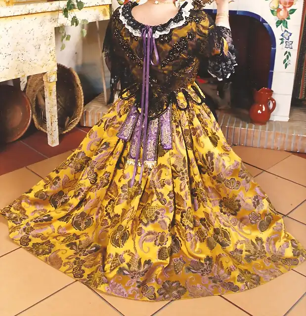 traje amarillo 2 001