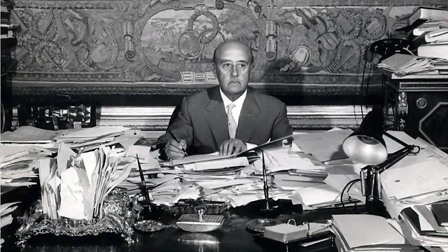 FRANCO EN SU DESPACHO CON PAPELES FRANCO EN SU DESPACHO CON PAPELES