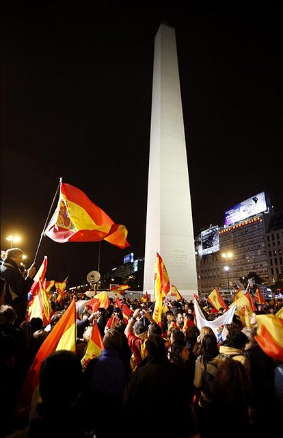 Obelisco con bandera espaola