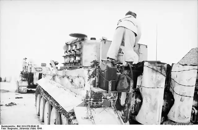 Bundesarchiv_Bild_101I-279-0946-16,_Russland,_bei_Witebsk,_Panzer_VI_(Tiger_I)-L