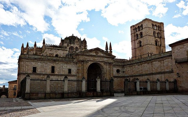 800px-Catedral_de_Zamora_%28fachada_principal%292 800px-Catedral_de_Zamora_%28fachada_principal%292