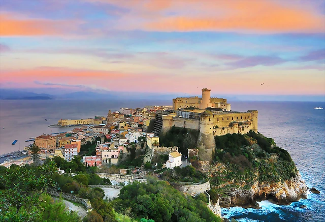 La ciudad de Gaeta, sitiada tras la victoria en Ceriola(abril 1503) resisti hasta enero de 1504, cuando la derrota en Garellano hizo imposible cualquier refuerzo a esta plaza.