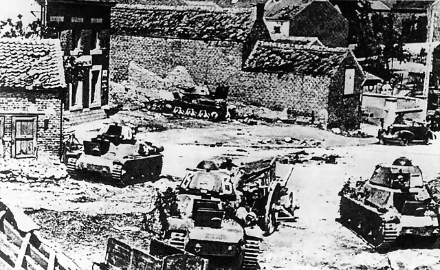 Carros Hotchkiss franceses destruidos en Jondrain, ante el empuje de la ofensiva alemana el 13 de mayo de 1940.