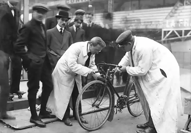 1912 - Vel d'hiv.  Reliability [trials cyclistes], vue du poin?onnage