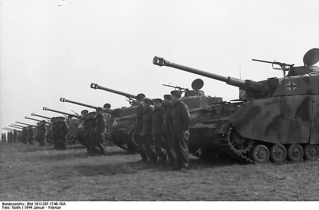 Frankreich,_SS-Division__Hitlerjugend_,_Panzer_IV[1]