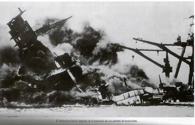 El USS Arizona ardiendo.