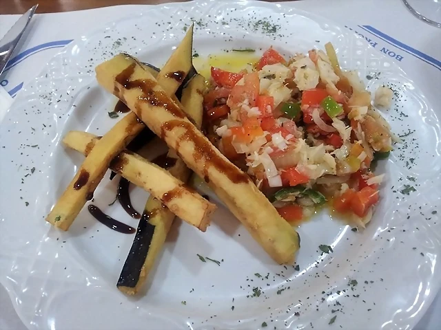 Bastones de berenjena con picadillo y miel Bastones de berenjena con picadillo y miel