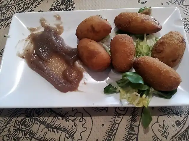 Croquetas de cabrales con salsa de castaas