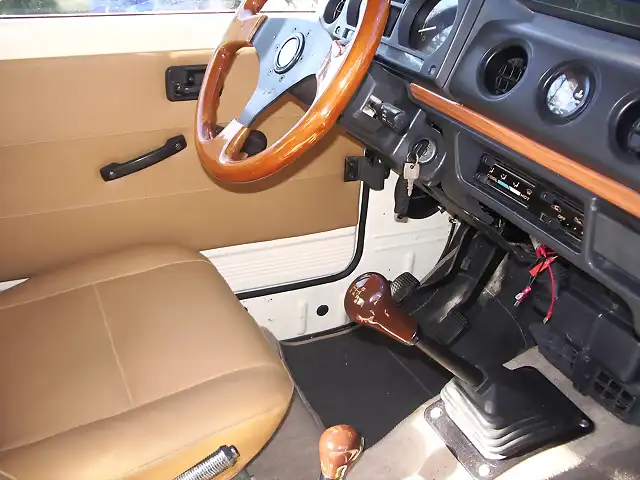 Interior con volante madera