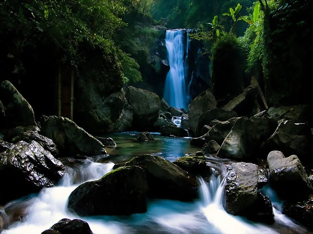 cascada_en_el_bosque-1024x768 cascada_en_el_bosque-1024x768