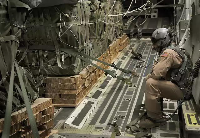 Interior de un avin de transporte la USAF llevando comida y agua a Afganistn