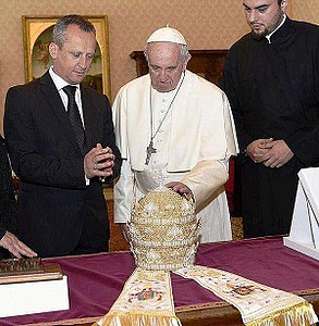 CATHOLICVS-Tiara-Papa-Francisco-Pope-Francis-Tiara-2