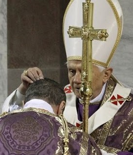 papa-benedicto-xvi-imponiendo-ceniza-300x350