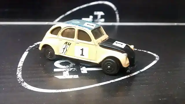 22 Citroen 3 CV TN n?1 naranja 1