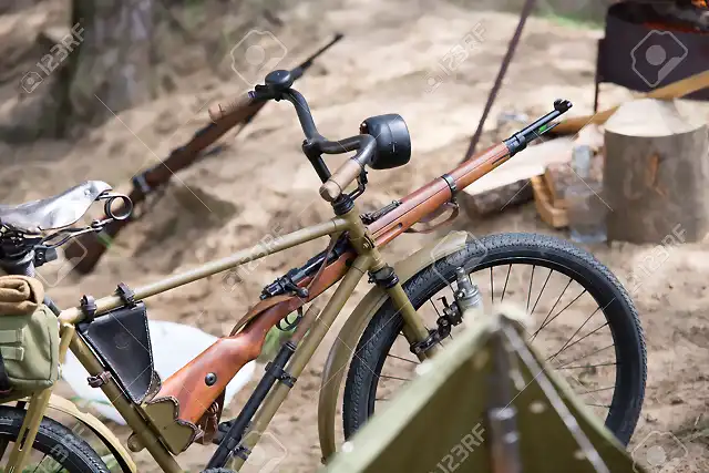 28299650-bicicleta-de-segunda-guerra-mundial-con-el-rifle-Foto-de-archivo