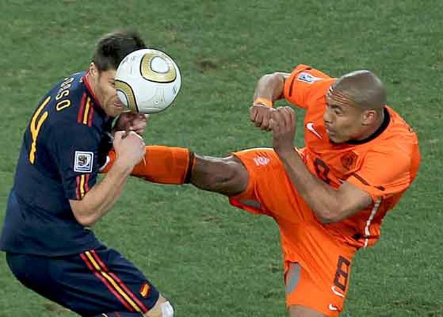Xabi Alonso recibe una dura entrada de De Jong Xabi Alonso recibe una dura entrada de De Jong